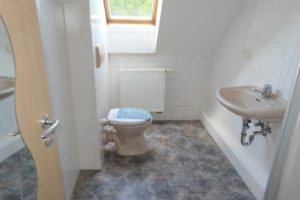 Badezimmer in MFH2 vor Renovierung Badezimmer in MFH2 vor Renovierung